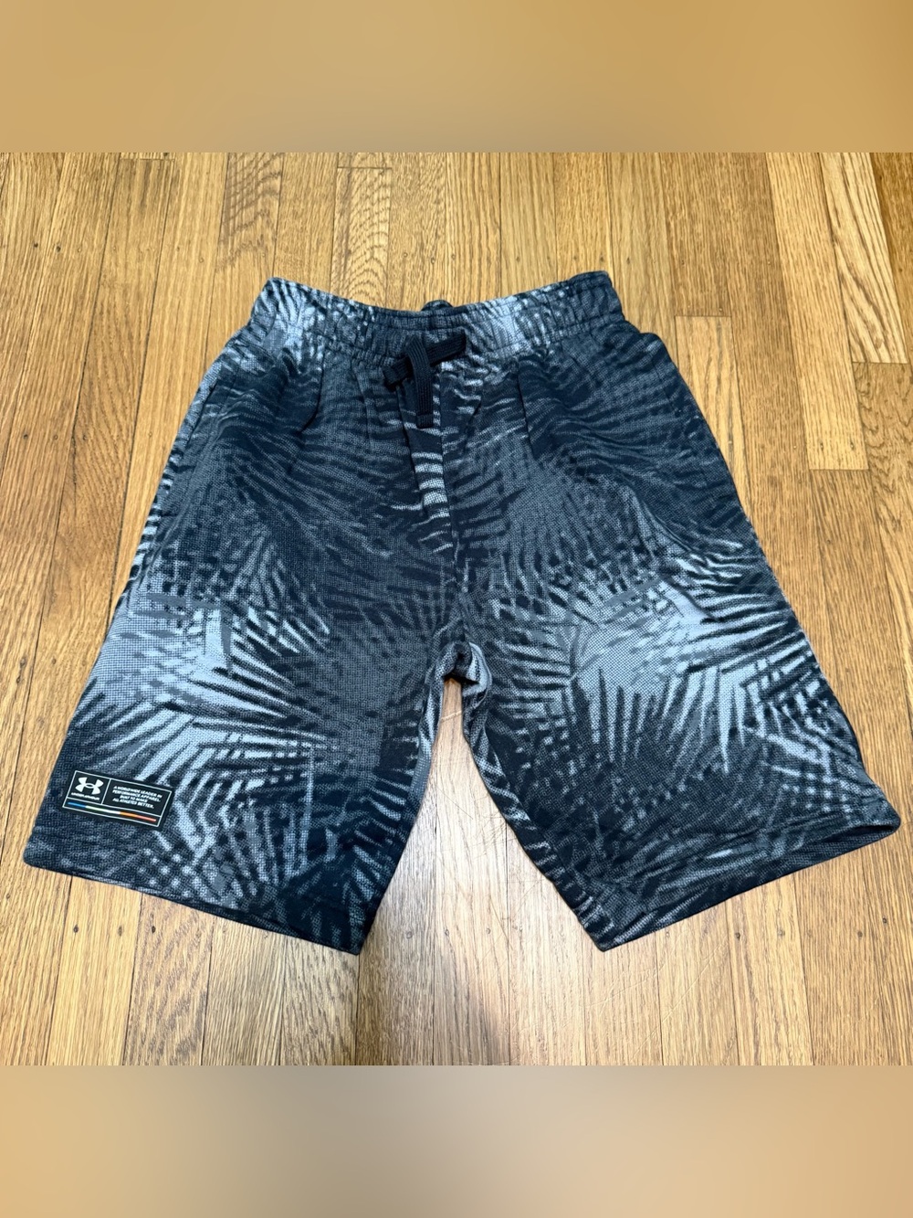 Under Armour Gray and Black Fleece-Lined Training Shorts Men’s size SMALL